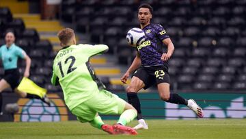 23 May 2021, United Kingdom, London: Newcastle United&#039;s Jacob Murphy (R) and Fulham goalkeeper Marek Rodak battle for the ball during the English Premier League soccer match between Fulham and Newcastle United at Craven Cottage. Photo: Matthew Childs