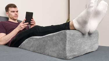 Adiós a los dolores y la hinchazón: esta almohada para piernas alivia cualquier molestia y mejora la circulación