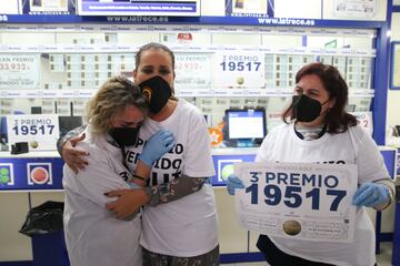 Empleados de la administración de Lotería, en la calle Artes de Arcos en Almería, celebran haber vendido el tercer premio.