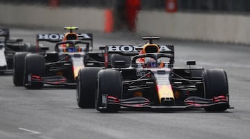 Red Bull se saboreaba el 1-2 de la carrera, algo que no logran desde el 2016. Verstappen había arrasado en Bakú escoltado por Pérez quien nunca dejó que Hamilton lo rebasara. Todo se vino abajo con el abandono del neerlandés.
