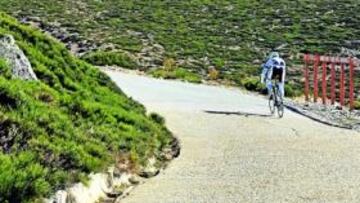 <b>TRACA FINAL. </b>Gómez Marchante inspeccionó para AS la ascensión a la Bola del Mundo (Navacerrada), que decidirá la carrera.