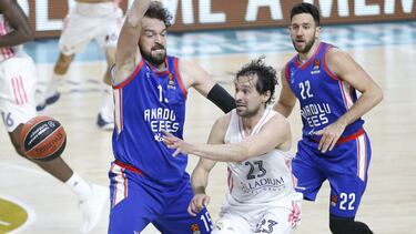 MADRID, SPAIN - APRIL 27: Sertac Sanli (L) of Anadolu Efes in action against Sergio Llull (23) of Real Madrid during Turkish Airlines EuroLeague quarterfinal play-offs between Real Madrid and Anadolu Efes at Wizink Center in Madrid, Spain on April 27, 202