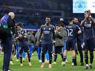 El Real Madrid celebra el pase a los cuartos de final de la Champions en el campo del City.