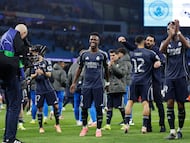 Los jugadores del Real Madrid celebran el pase a cuartos de final de la Champions League.