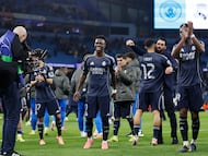 Los jugadores del Real Madrid celebran el pase a cuartos de final de la Champions League.