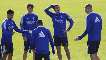 Francho Serrano, junto a Nano Mesa, Francés, Petrovic y Yanis, de espaldas, en un entrenamiento.