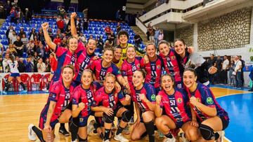 Las jugadoras del Málaga celebran el resultado en Rumanía.