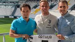 El chileno que curó de una lesión a Arthur y que hoy trabaja con él en Juventus