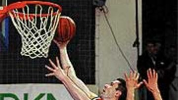 <b>BUEN ARRANQUE.</B> Tomasevic y los pívots valencianos, claves en Eslovenia. En La Fonteta 800 aficionados lo vieron en una gran pantalla.