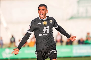 Dani Romera celebra el gol en el minuto 83 ante el Atltico Sanluque?o.