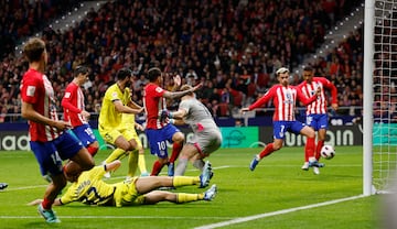 2-1. Centro diagonal de Koke para Marcos Llorente, que sube por la banda derecha, asiste de primeras y encuentra a Antoine Griezmann que está en boca de gol para empujar el balón.