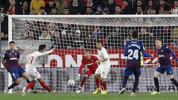 Óliver Torres, en la ejecución de su gol.