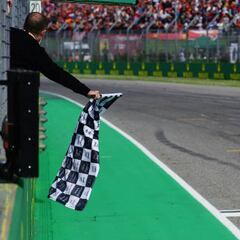 Verstappen wins Imola sprint, while Leclerc extends his F1 lead