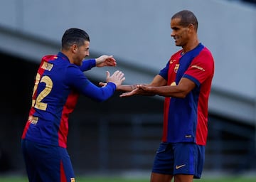 Rivaldo celebra con Nolito.