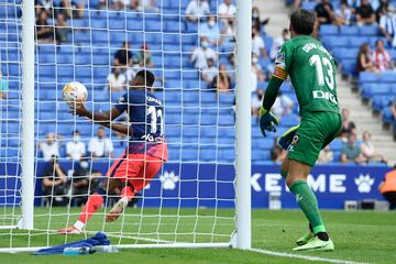El franc¨¦s empuj¨® a la red un centro de Llorente pero el VAR avis¨® de que Luis Su¨¢rez estaba en posici¨®n de fuera de juego.