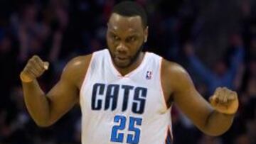 Al Jefferson celebra la victoria de los Bobcats.