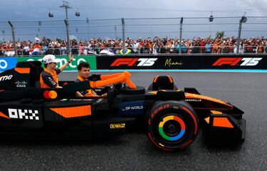 Durante el Gran Premio de Miami 2025, los 20 pilotos de Fórmula 1 desfilaron en réplicas a tamaño real de sus monoplazas, construidas con aproximadamente 400.000 piezas de LEGO cada una. Estas versiones eléctricas, con neumáticos Pirelli reales, alcanzaban hasta 20 km/h y fueron creadas en colaboración con LEGO. El desfile reemplazó al tradicional camión de presentación, ofreciendo una experiencia más creativa, que generó entusiasmo tanto en la pista como entre los espectadores. La iniciativa busca acercar el espectáculo de la F1 a los fans.