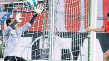 <b>CÉSAR FRENÓ AL ATLÉTICO. </b>En el 42', Bravo puso un gran centro y Galletti cabeceó a bocajarro, pero César sacó una mano salvadora.