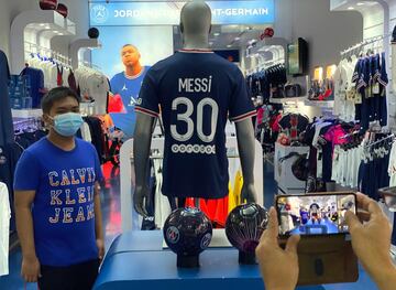 Numerosos aficionados del Paris Saint-Germain se han agolpado en la puerta de la tienda oficial del estadio para conseguir una camiseta del astro argentino.