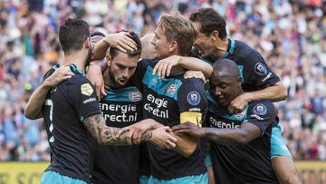 Davy Propper celebra su tanto al Feyenoord.