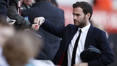 Mata dona el 1% de su salario e invita a futbolistas a imitarle