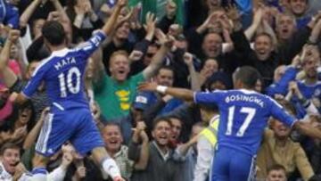 <b>ESTRENO GOLEADOR. </b>Mata celebra con los aficionados del Chelsea su primer gol en la Premier.