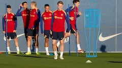 Frenkie de Jong, en primer plano, ayer durante el entrenamiento del Barça con Christensen, Vitor Roque, Romeu y Cancelo en segundo plano.