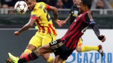 El jugador del Milan Urby Emanuelson trata de incerceptar el pase del brasileño Alves, del FC Barcelona, durante el encuentro correspondiente al grupo H de la Liga de Campeones que han disputado esta noche en el estadio Giuseppe Meazza, en Milán.
