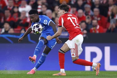 0-1. Recibe Vinicius de Mbappé en el costado izquierdo, encara a su marca, traza la diagonal hacia dentro del área y saca un latigazo con la derecha para mandar el balón a la escuadra de la portería del Benfica. Imparable parra Anatoliy Trubin.