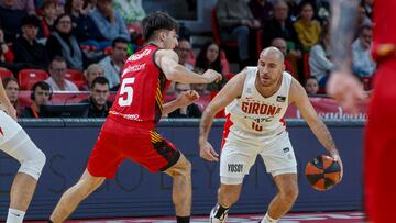 Lucas Langarita, escolta del Casademont Zaragoza, defiende a Quino Colom, base del Bàsquet Girona.