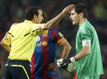 Barcelona (5) - Real Madrid (0). Fue el primer Clásico de Mourinho con el conjunto blanco. Los jugadores del Real Madrid reclamaron enérgicamente un posible penalti de Valdés a Cristiano Ronaldo con 2-0 en el marcador. El portero catalán hubiese sido expulsado al ver la segunda amarilla.