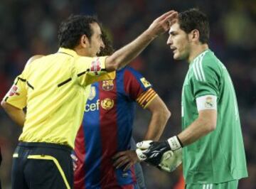 Barcelona (5) - Real Madrid (0). Fue el primer Clásico de Mourinho con el conjunto blanco. Los jugadores del Real Madrid reclamaron enérgicamente un posible penalti de Valdés a Cristiano Ronaldo con 2-0 en el marcador. El portero catalán hubiese sido expulsado al ver la segunda amarilla. 