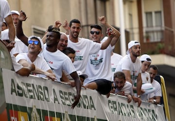 Los jugadores del Elche celebraron con la ciudad su vuelta a la categoría de plata.