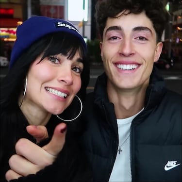 Coincidieron por primera vez en Japón, en el barrio de Akihabara, mientras Aitana trabajaba con Universal Music Japan y Plex hacía su tercera vuelta al mundo.