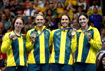 Emma McKeon, junto a Mollie O'Callaghan, Meg Harris y Shayna Jack, celebrando su último oro: el 4x100 libres de París 2024.