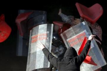 Enfrentamientos entre aficionados del Estrella Roja y Partiz¨¢n de Belgrado.