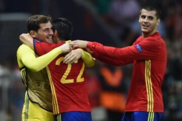 Nolito celebra el 2-0 con Morata y Casillas. 