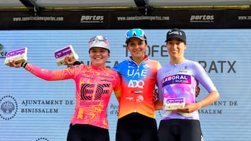 La ciclista italiana Eleonora Gasparrini en el podio de la tercera etapa de la Challenge Ciclista Mallorca.