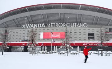 El estadio Wanda Metropolitano cubierto de nieve. 