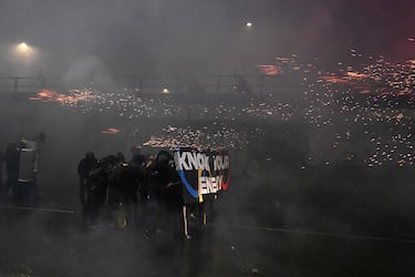 La gente se enfrenta a la policía durante una protesta contra el impacto ambiental, económico y social de los Juegos Olímpicos de Invierno de Milán-Cortina 2026.
