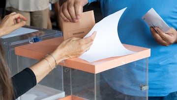 Una persona ejerce su derecho a voto durante las elecciones generales, en el Colegio Ramiro de Maeztu, a 23 de julio de 2023, en Madrid (España). Los españoles están llamados hoy, 23 de julio de 2023, para elegir a sus representantes para los próximos cuatro años. Están en juego 350 escaños en el Congreso y 208 en el Senado (ya que 57 de los 265 senadores lo son por designación autonómica), que tendrán que elegir al próximo Gobierno. Estos comicios estaban previstos para diciembre pero el presidente del Gobierno decidió adelantarlo tras los malos resultados obtenidos por su formación en las elecciones municipales y autonómicas del pasado 28 de mayo.
23 JULIO 2023;ELECCIONES;23J;23-J;GENERALES;URNAS;PAPELETAS;MESAS;COLEGIO;ELECTORAL
Diego Radamés / Europa Press
23/07/2023