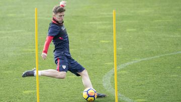 Muniain dispara con fuerza durante un entrenamiento.