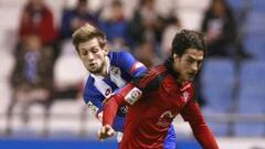 El centrocampista del Deportivo, Fede Cartabia (i), disputa el bal&oacute;n con Provencio (d), del Mirand&eacute;s, durante el encuentro disputado esta noche en el estadio de Riazor correspondiente a la vuelta de los octavos de final de la Copa del Rey de f&uacute;tbol. 