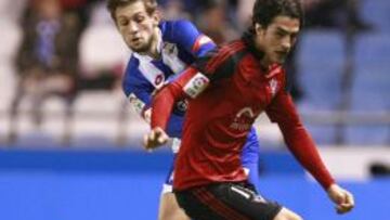 El centrocampista del Deportivo, Fede Cartabia (i), disputa el bal&oacute;n con Provencio (d), del Mirand&eacute;s, durante el encuentro disputado esta noche en el estadio de Riazor correspondiente a la vuelta de los octavos de final de la Copa del Rey de f&uacute;tbol. 