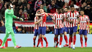 El Atl&eacute;tico abraza a Sa&uacute;l, autor del gol ante el Liverpool. 