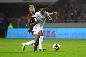 Panama's midfielder Jose Luis Rodríguez (right) and Costa Rica's defender #15 Francisco Calvo fight for the ball during the teams' Nations League quarter-final first leg.