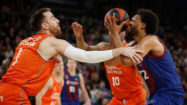 Jabari Parker ante Víctor Claver.