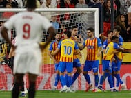SEVILLA, 21/03/2026.-Los jugadores del Valencia celebran el gol del centrocampista del Valencia Largie Ramazani contra el Sevilla, durante el partido de la jornada 29 de LaLiga EA Sports entre Sevilla y Valencia, este sábado en el estadio Sánchez- Pizjuán en Sevilla.-EFE/ Julio Muñoz