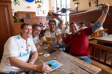 Los aficionados madridistas disfrutan en la famosa cervecería Hofbräuhaus de Múnich. 
