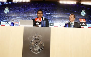 Raphael Varane y Emilio Butrageño.